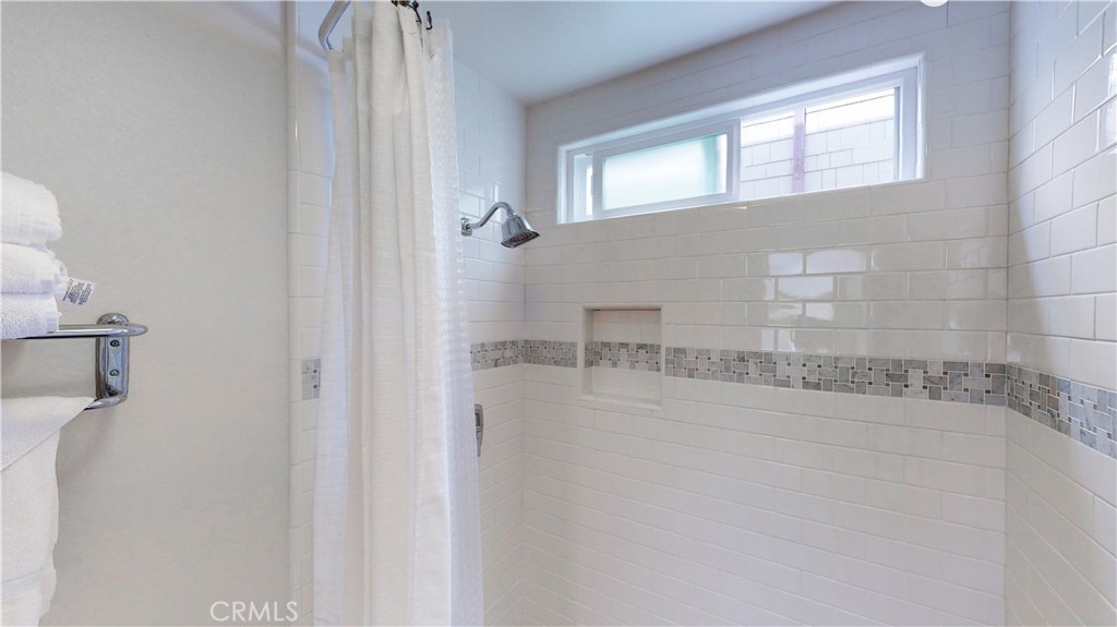 Residential Lease for rent at 510 1/2 S Bay Front, Newport Beach CA featuring 2 beds and 2 baths