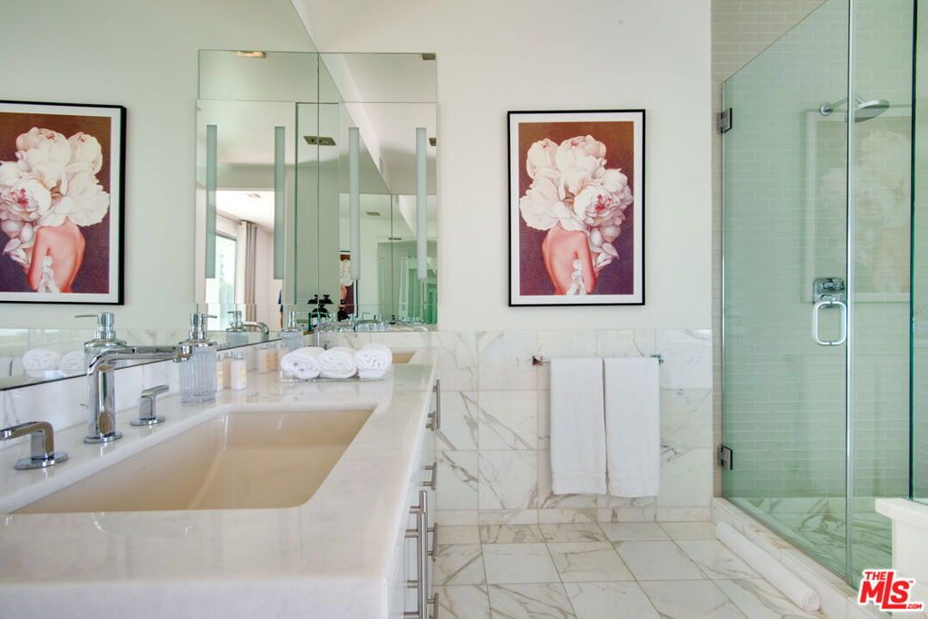 Residential Lease for rent at 8954 ST IVES Drive, Los Angeles, Los Angeles County CA featuring 5 beds and 6 baths