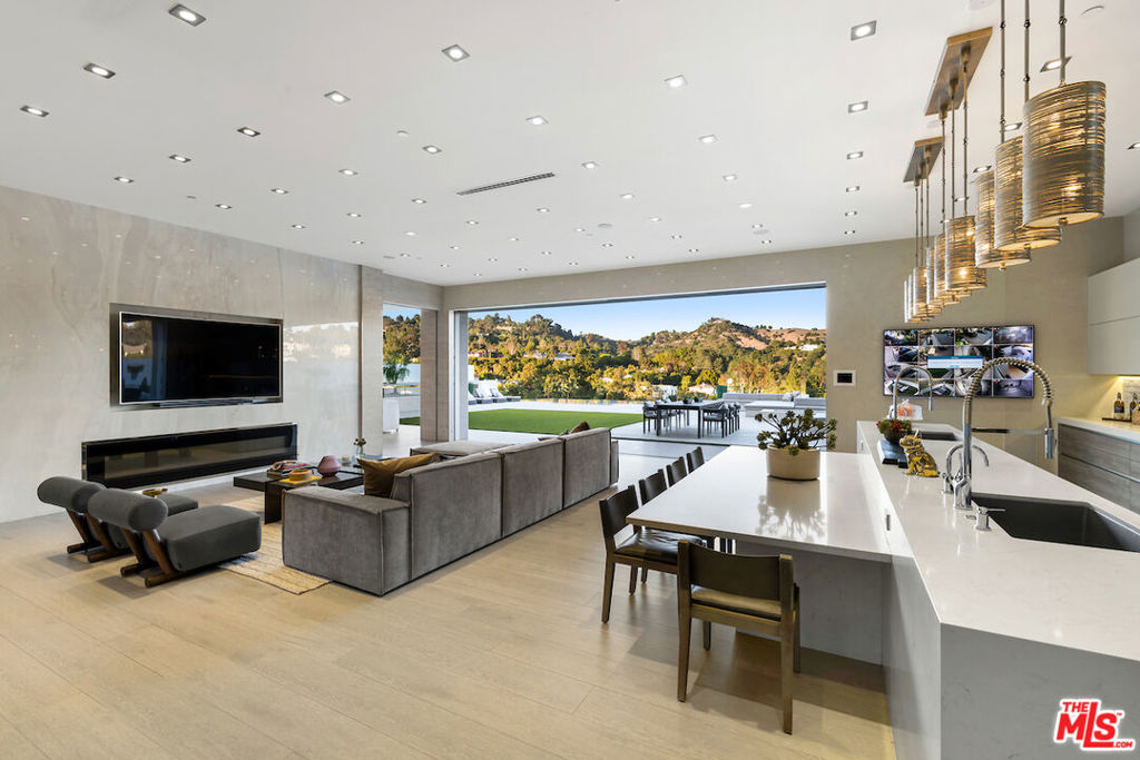 Residential Lease for rent at 2620 Wallingford Drive, Beverly Hills CA featuring 8 beds and 12 baths