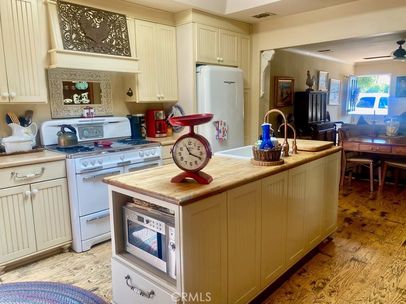 Residential Lease for rent at 203 Amethyst Avenue, Newport Beach CA featuring 3 beds and 3 baths