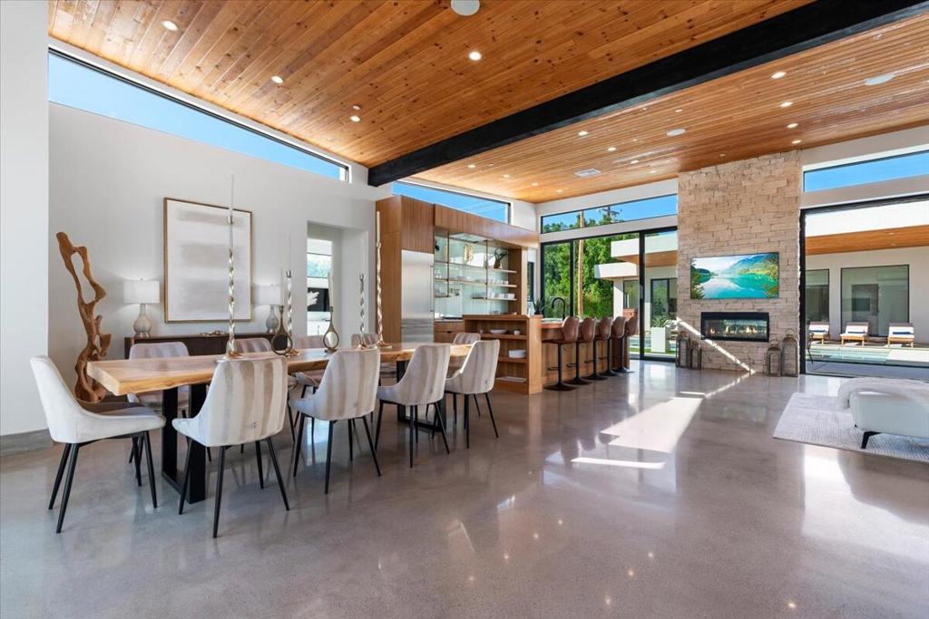 Residential Lease for rent at 524 E E Miraleste Court Court, Palm Springs CA featuring 5 beds and 6 baths