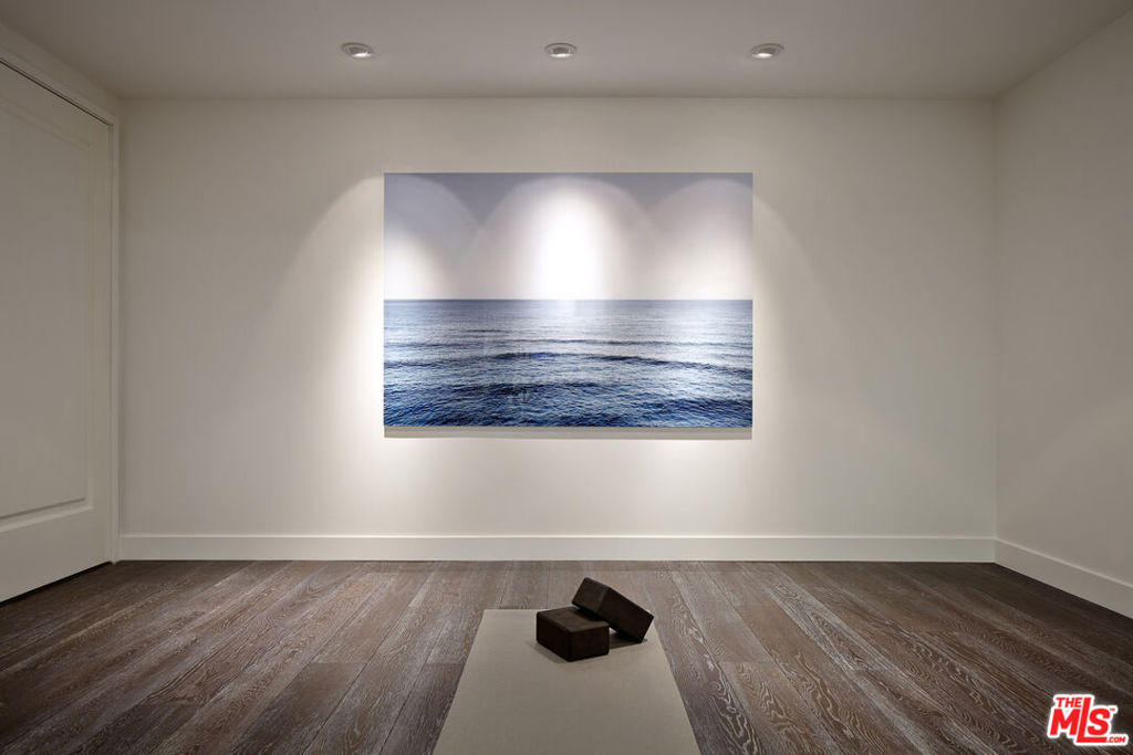 Residential Lease for rent at 155 N Crescent Drive 1BRPR, Beverly Hills CA featuring 1 bed and 2 baths