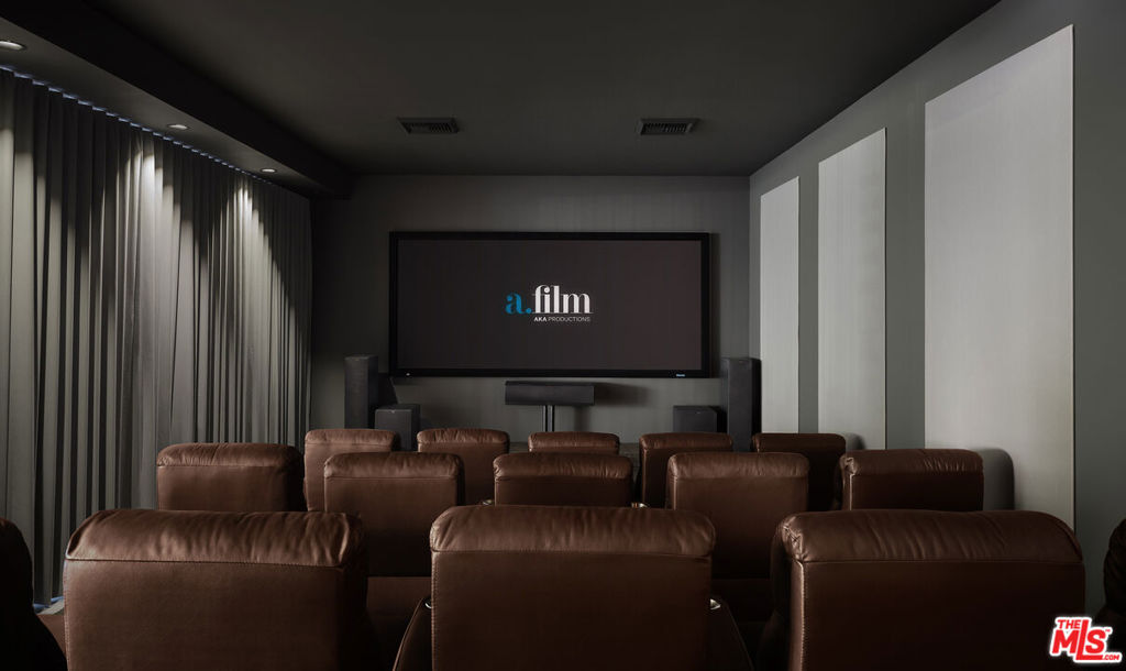 Residential Lease for rent at 155 N Crescent Drive 1BRTH, Beverly Hills CA featuring 1 bed and 2 baths