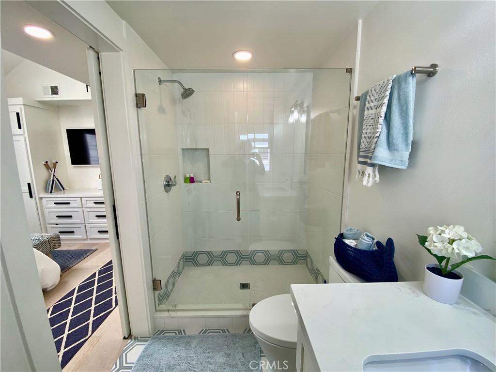 Residential Lease for rent at 212 1/2 Garnet Avenue, Newport Beach CA featuring 2 beds and 2 baths