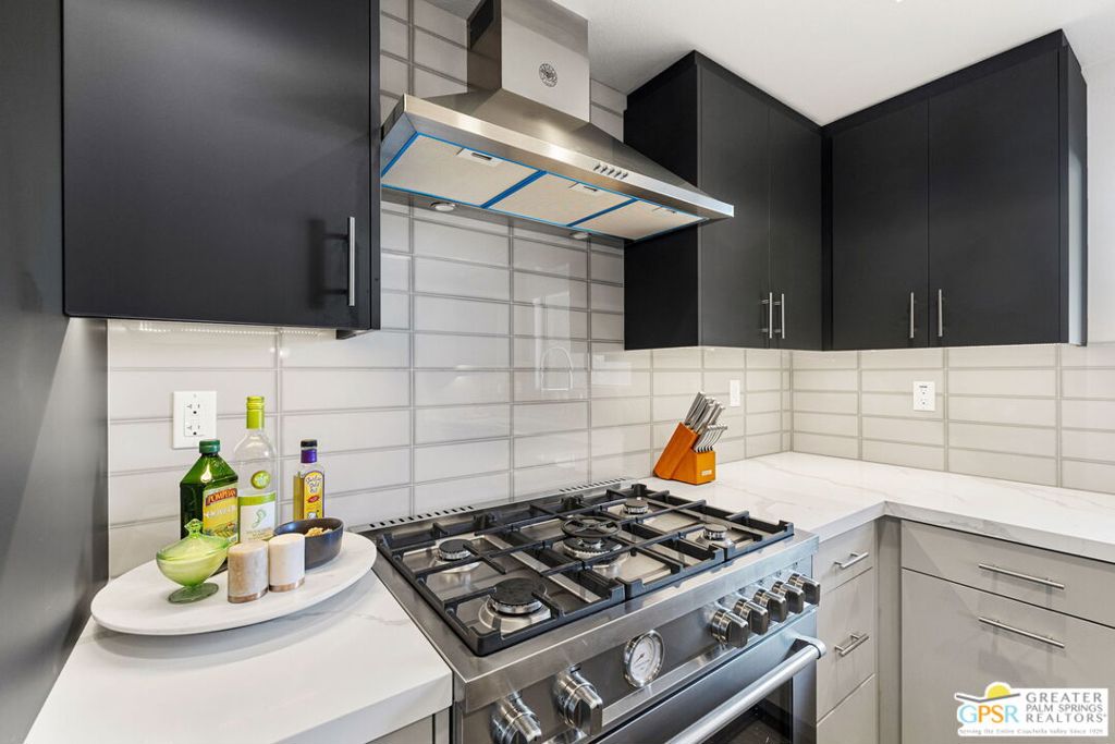 Residential Lease for rent at 300 E Tiffany Circle, Palm Springs CA featuring 3 beds and 2 baths