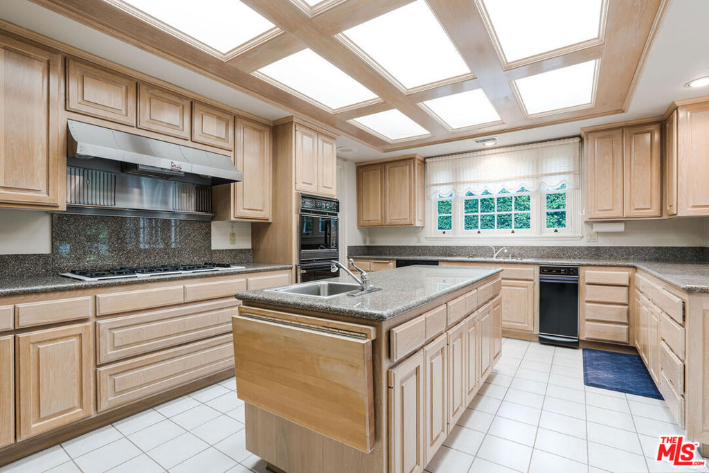 Residential Lease for rent at 604 N Linden Drive, Beverly Hills CA featuring 6 beds and 8 baths