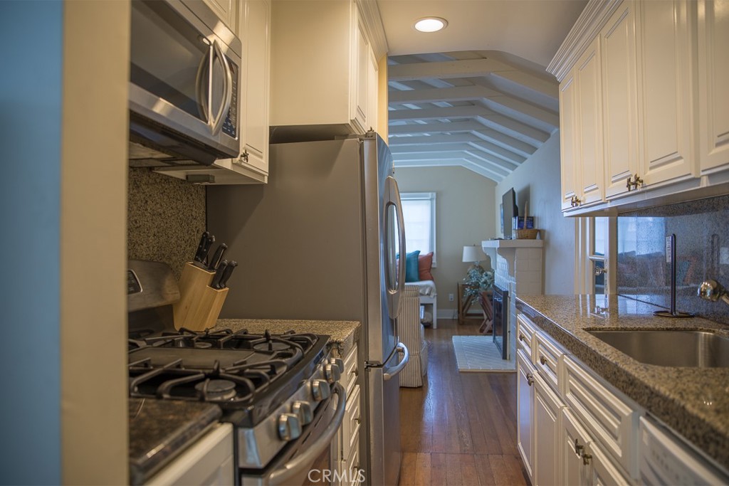 Residential Lease for rent at 1086 Glenneyre Street, Laguna Beach CA featuring 2 beds and 1 bath