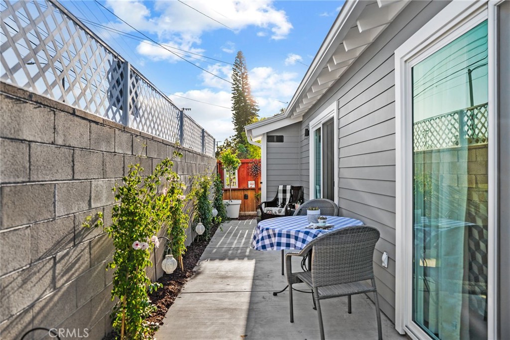 Residential Lease for rent at 426 W Jacaranda Place A, Fullerton CA featuring 1 bed and 1 bath