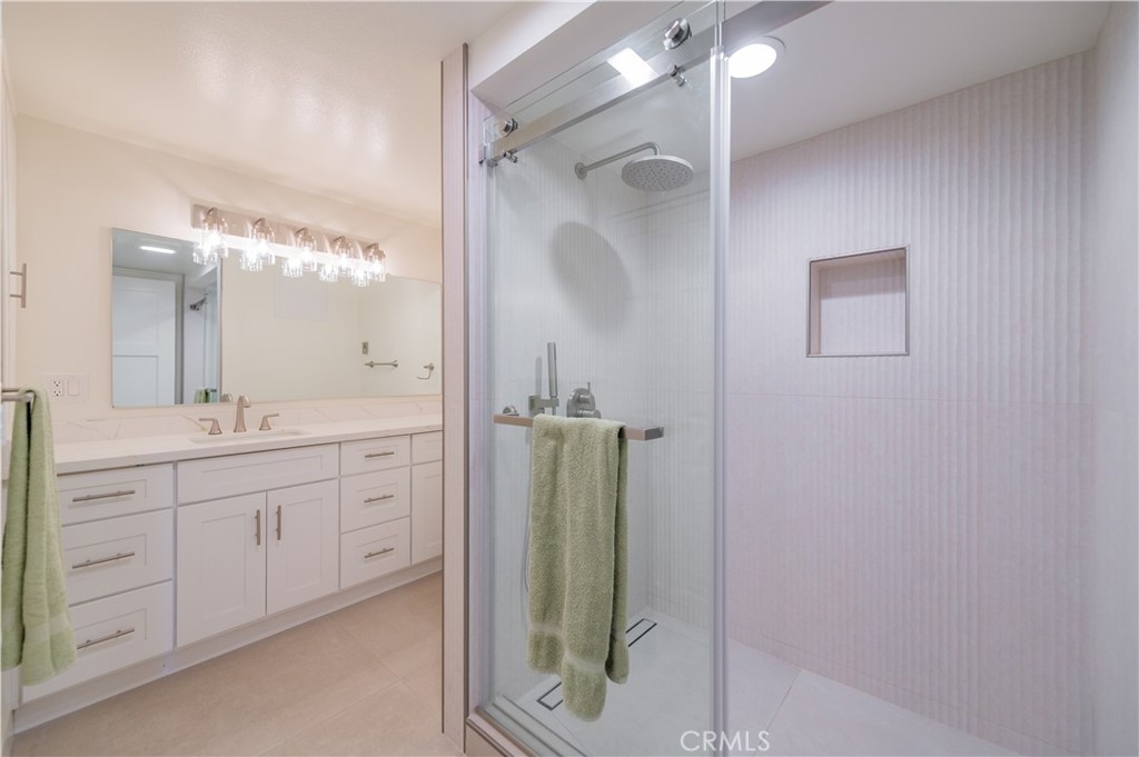 Residential for sale at 13902 Thunderbird 8J, Seal Beach CA featuring 2 beds and 1 bath