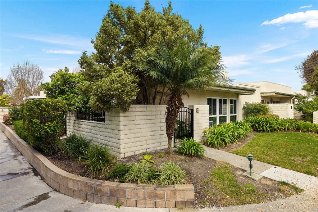 Residential Lease for rent at 2049 Via Mariposa E H, Laguna Woods CA featuring 2 beds and 1 bath