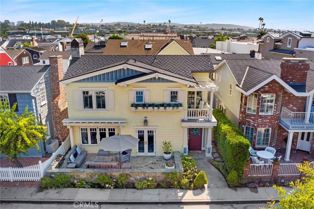 Residential Lease for rent at 112 Abalone Avenue, Newport Beach CA featuring 5 beds and 4 baths