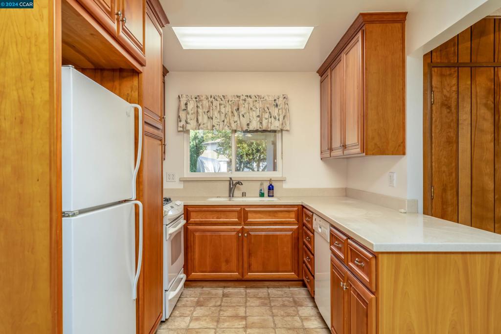 Residential Lease for rent at 2315 Hoytt Ct, Pinole CA featuring 3 beds and 2 baths