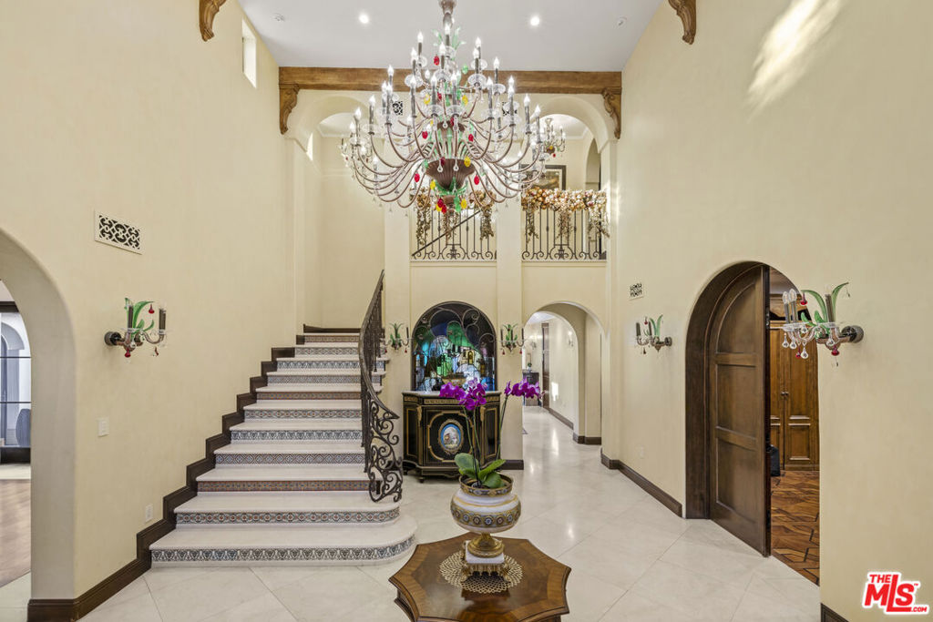 Residential Lease for rent at 803 N Roxbury Drive, Beverly Hills CA featuring 6 beds and 5 baths