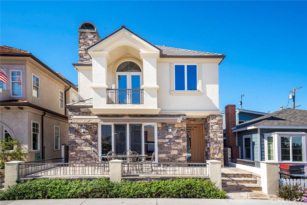 Residential Lease for rent at 119 Opal Avenue, Newport Beach CA featuring 3 beds and 3 baths