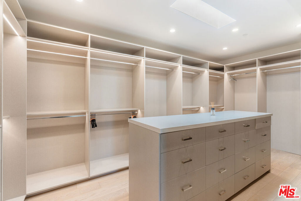 Residential Lease for rent at 2189 Summitridge Drive, Beverly Hills CA featuring 4 beds and 5 baths