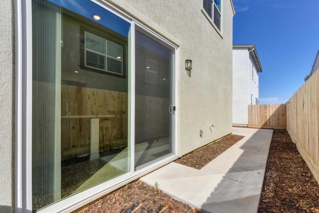 Residential Lease for rent at 3304 Sunny Gate Lane, Folsom CA featuring 3 beds and 3 baths