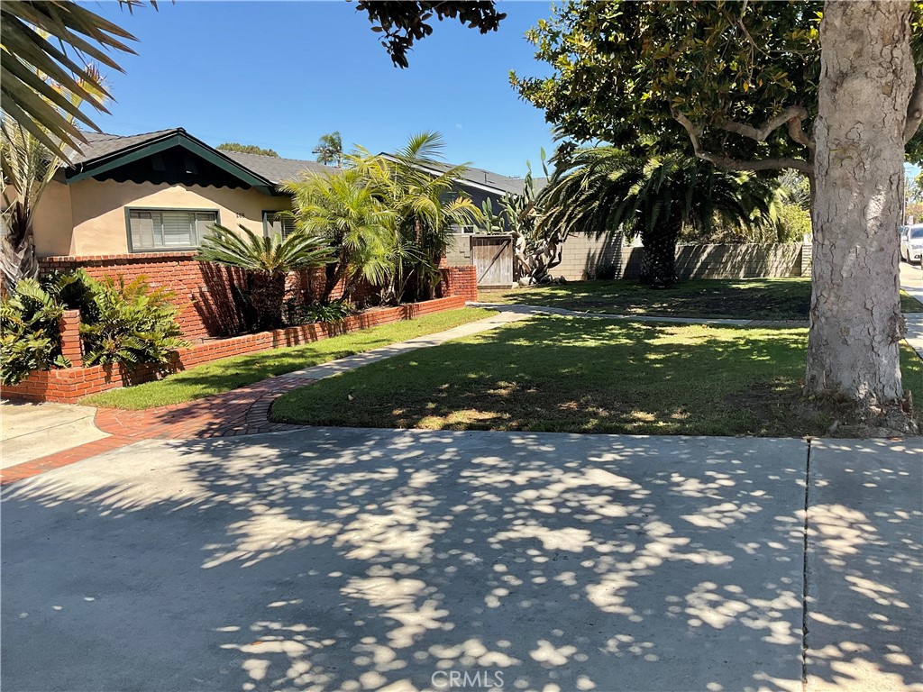 Residential for sale at 268 E 18th Street, Costa Mesa CA featuring 1 bed and 1 bath