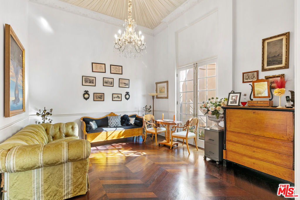 Residential Lease for rent at 1118 San Ysidro Drive, Beverly Hills CA featuring 6 beds and 7 baths