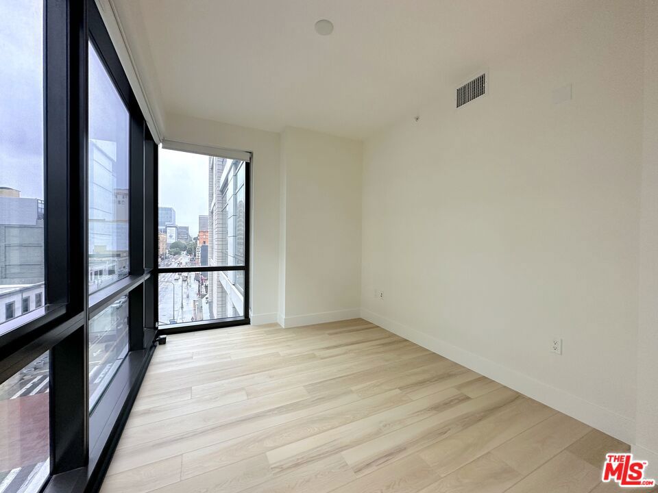 Residential for sale at 400 S Broadway 606, Los Angeles CA featuring 1 bed and 1 bath
