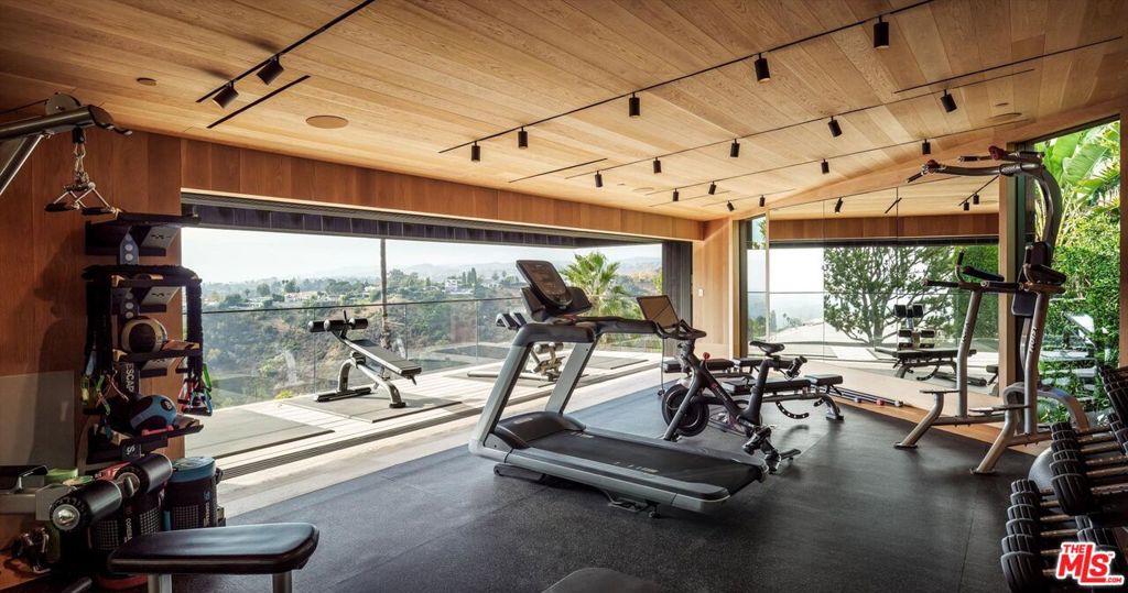 Residential Lease for rent at 1663 Summitridge Drive, Beverly Hills CA featuring 5 beds and 6 baths