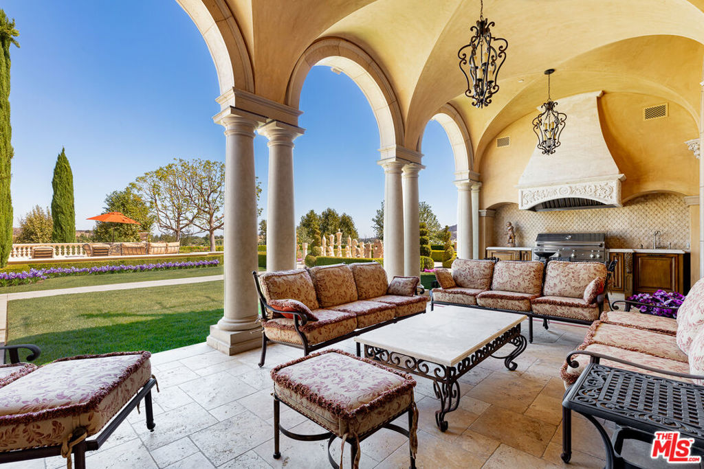 Residential for sale at 25305 Prado De La Felicidad, Calabasas CA featuring 7 beds and 10 baths