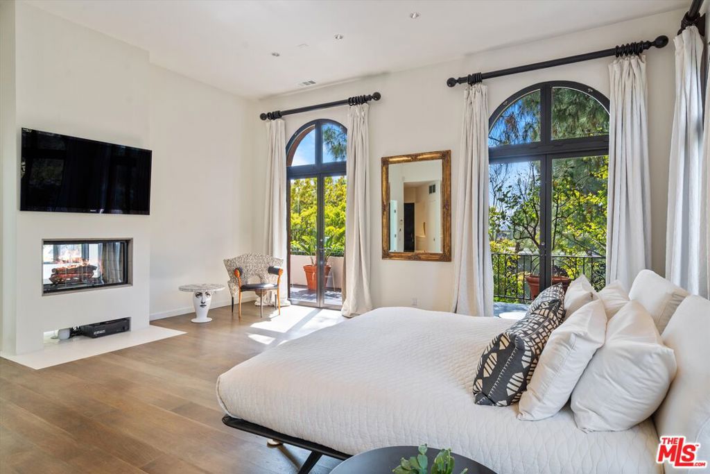 Residential Lease for rent at 2328 SAN YSIDRO Drive, Beverly Hills CA featuring 4 beds and 5 baths