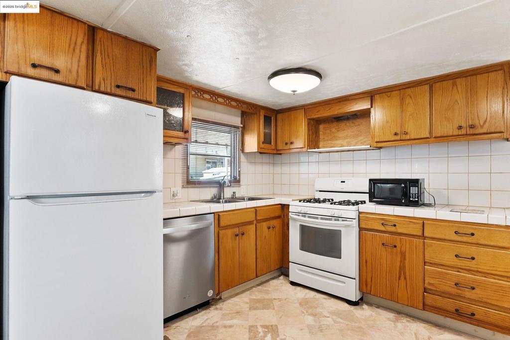 Manufactured In Park for sale at 64 Oneida, Oakley CA featuring 2 beds and 1 bath