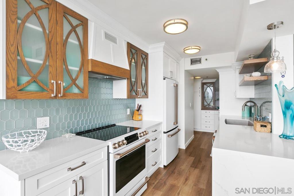 Residential Lease for rent at 1710 Avenida Del Mundo 1007, Coronado CA featuring 1 bed and 1 bath