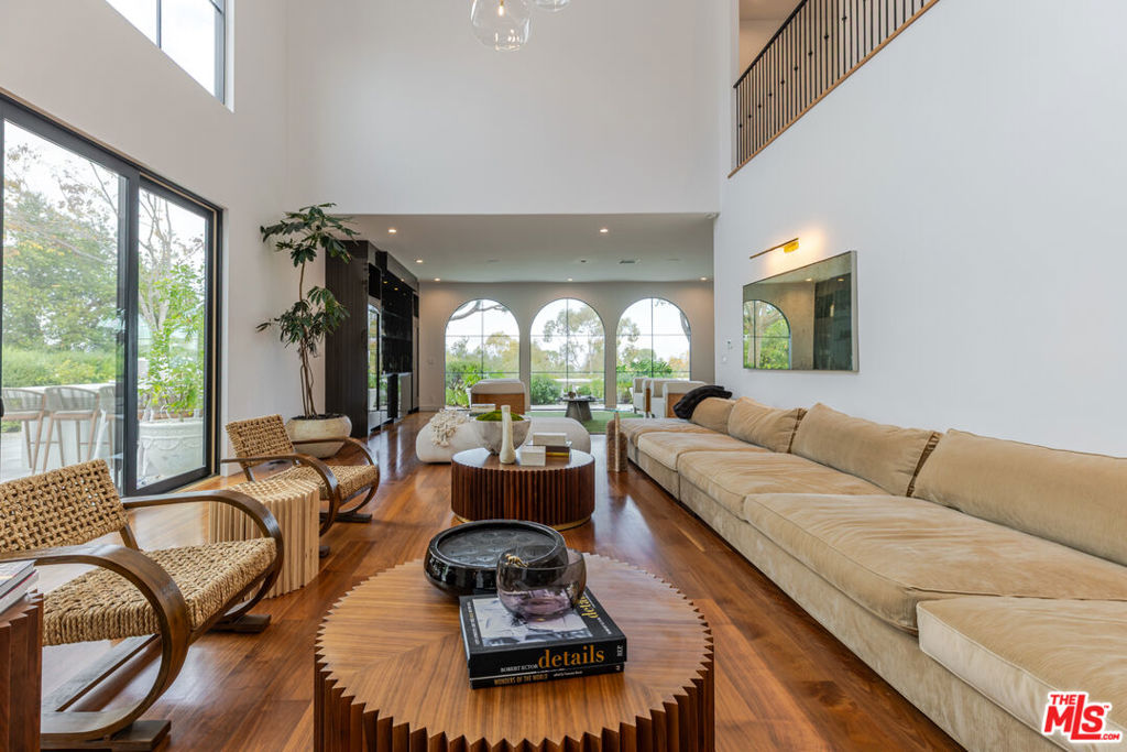 Residential Lease for rent at 5192 Parkway Calabasas, Calabasas CA featuring 6 beds and 6 baths