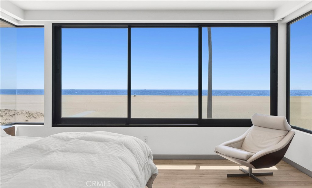 Residential Lease for rent at 800 W Oceanfront, Newport Beach CA featuring 3 beds and 5 baths