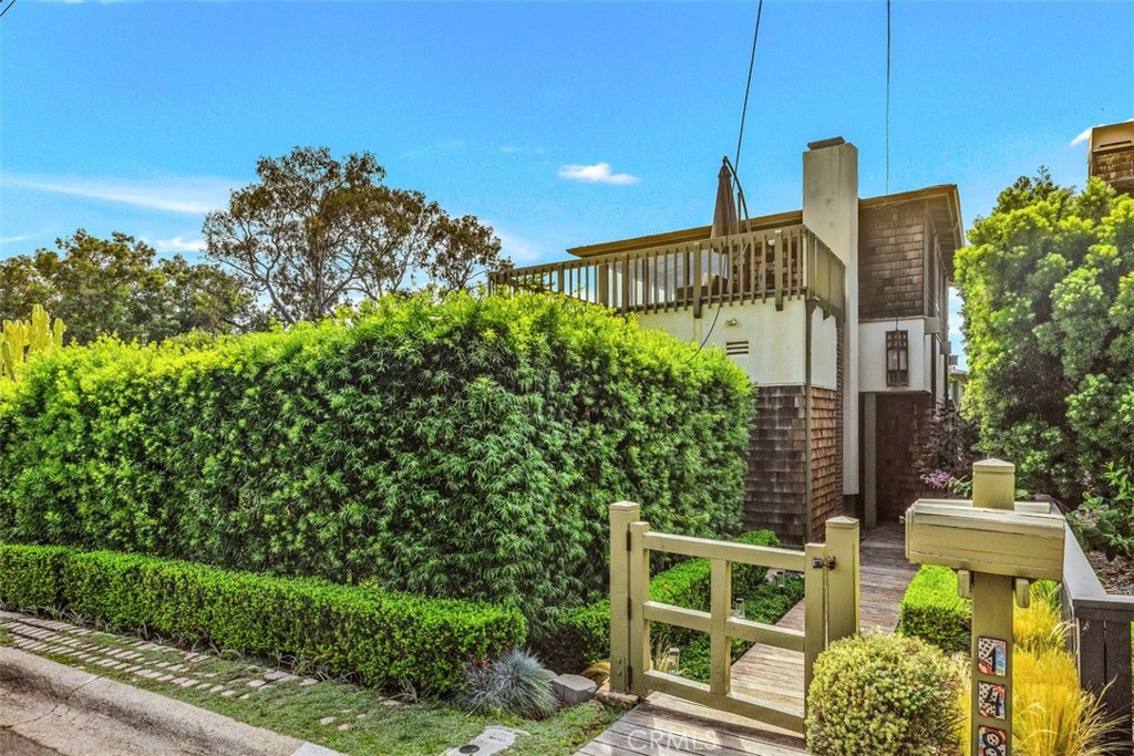 Residential Lease for rent at 146 Chiquita Street, Laguna Beach CA featuring 2 beds and 3 baths