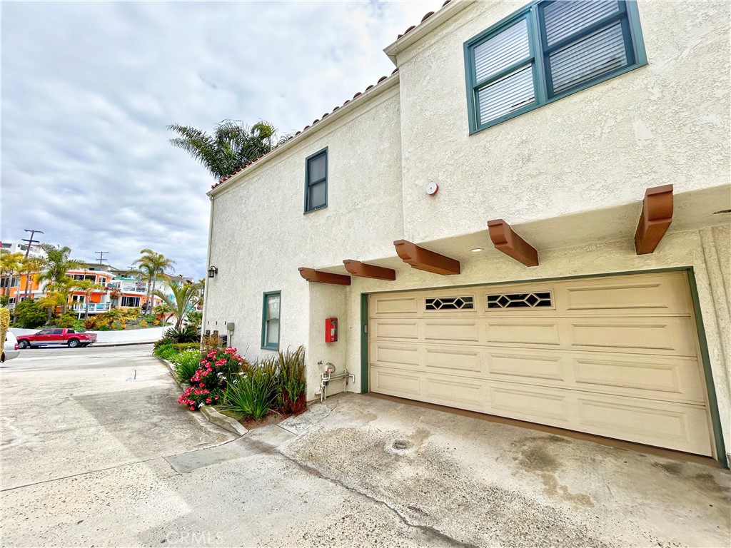 Residential Lease for rent at 258 W Escalones 6R, San Clemente CA featuring 2 beds and 3 baths