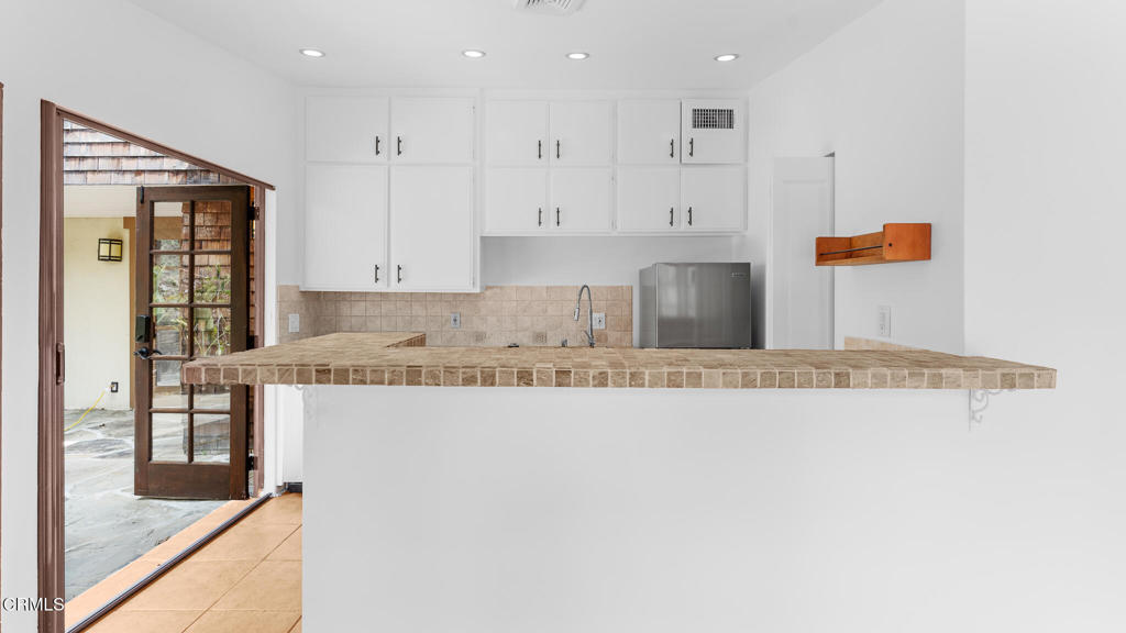 Residential Lease for rent at 1450 Benedict Canyon Drive, Beverly Hills CA featuring 2 beds and 2 baths