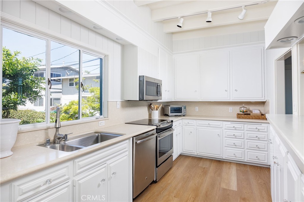 Residential Lease for rent at 960 Cliff Drive, Laguna Beach CA featuring 3 beds and 3 baths