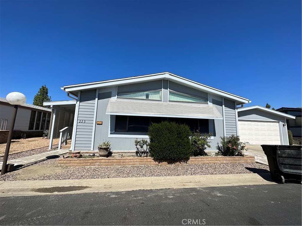 Residential Lease for rent at 2230 Lake Park Drive 223, San Jacinto CA featuring 2 beds and 2 baths