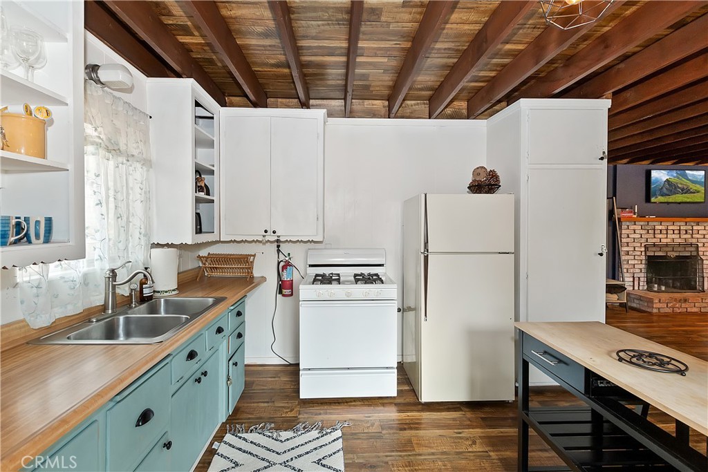 Residential for sale at 544 Vista Lane, Big Bear Lake CA featuring 2 beds and 1 bath