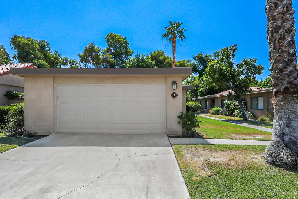Residential Lease for rent at 5 Majorca Drive, Rancho Mirage CA featuring 2 beds and 2 baths