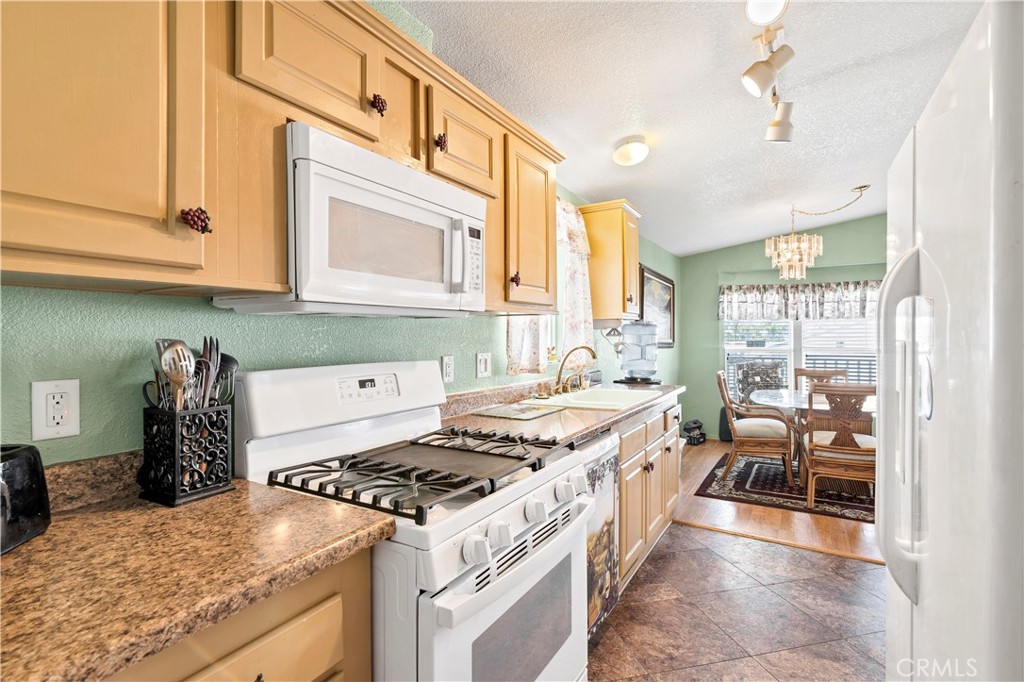 Manufactured In Park for sale at 44725 E. Florida 132, Hemet CA featuring 2 beds and 2 baths