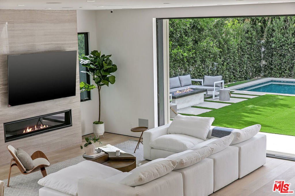 Residential Lease for rent at 211 Veteran Avenue, Los Angeles, Los Angeles County, CA featuring 6 beds and 7 baths
