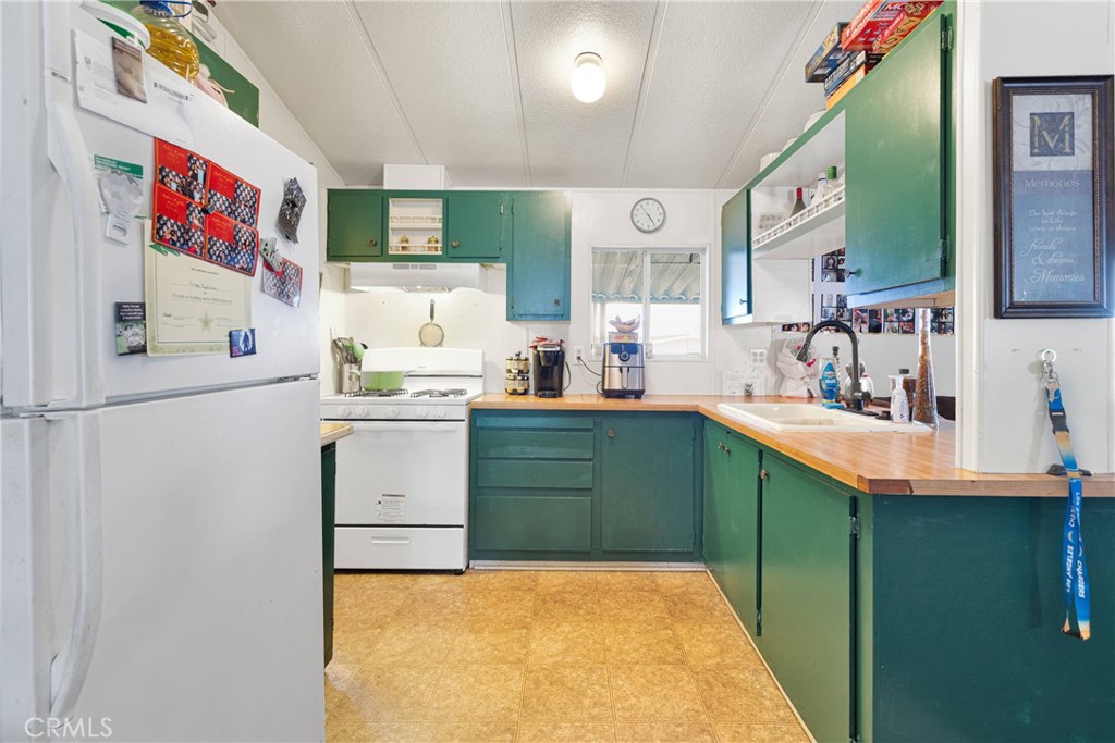 Manufactured In Park for sale at 2494 W Main Street 112, Barstow CA featuring 3 beds and 2 baths