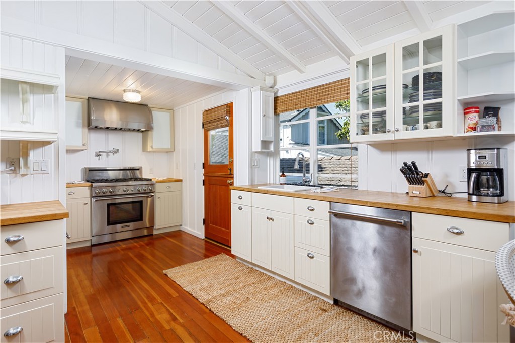 Residential Lease for rent at 1215 Brangwyn Way, Laguna Beach CA featuring 2 beds and 2 baths