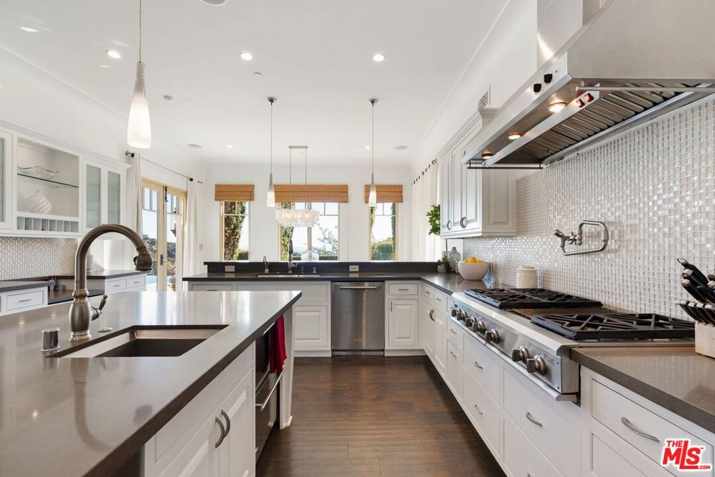 Residential Lease for rent at 8 Beverly Ridge Terrace, Beverly Hills CA featuring 6 beds and 10 baths