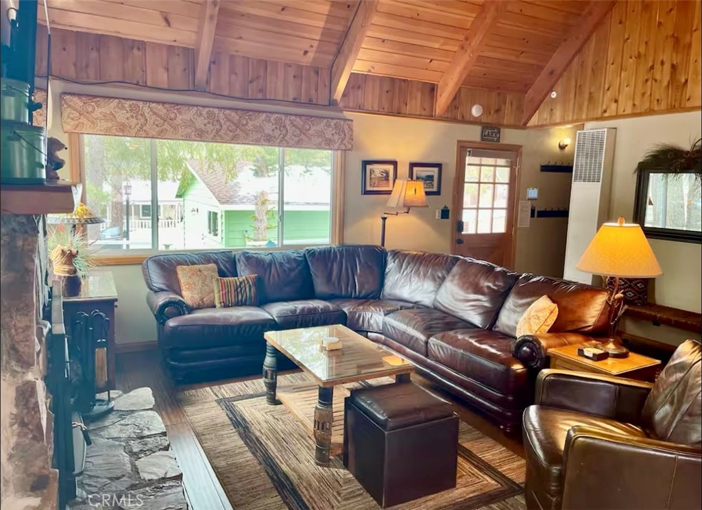 Residential Lease for rent at 653 Temple Lane, Big Bear Lake CA featuring 3 beds and 1 bath