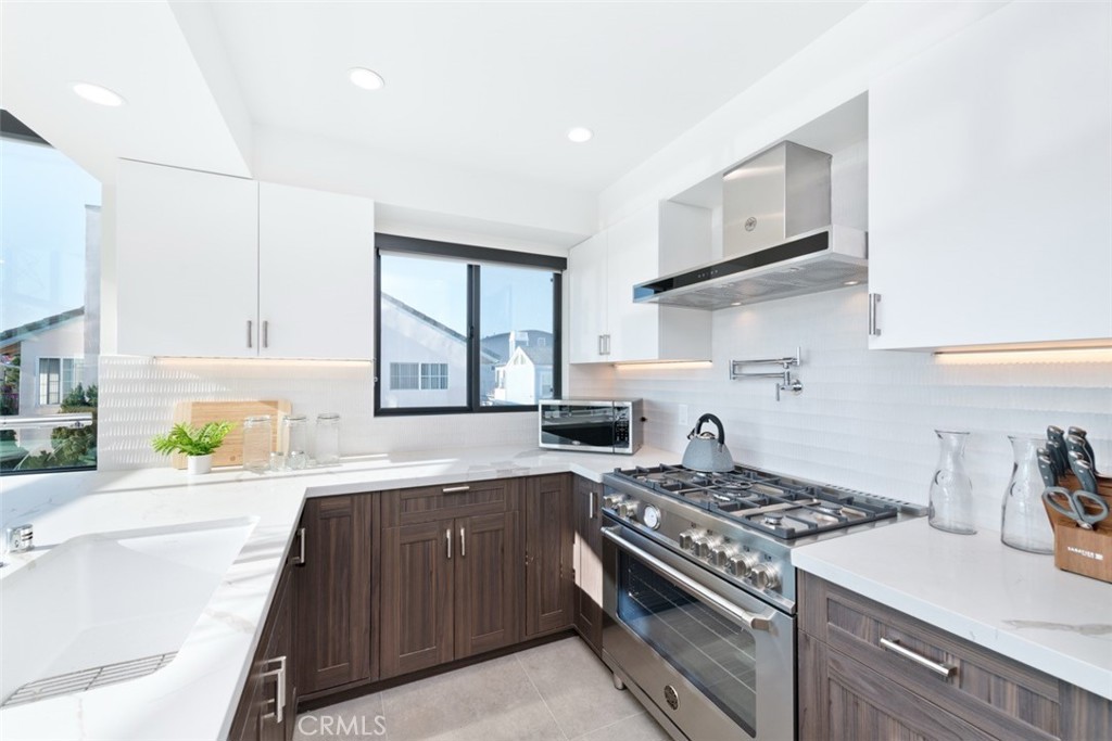 Residential Lease for rent at 500 E Balboa Boulevard, Newport Beach CA featuring 3 beds and 2 baths