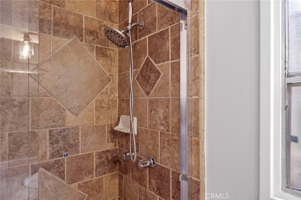 Residential Lease for rent at 5183 Inglewood Boulevard, Culver City CA featuring 2 beds and 2 baths