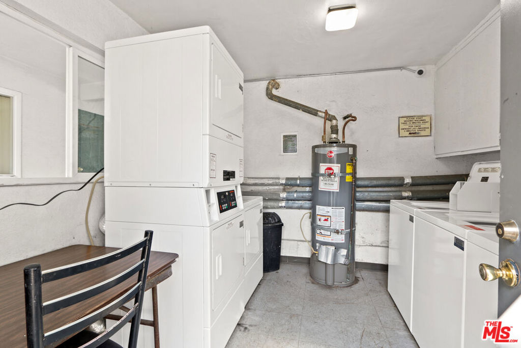 Residential Lease for rent at 115 N Oak Street 28, Inglewood CA and 1 bath