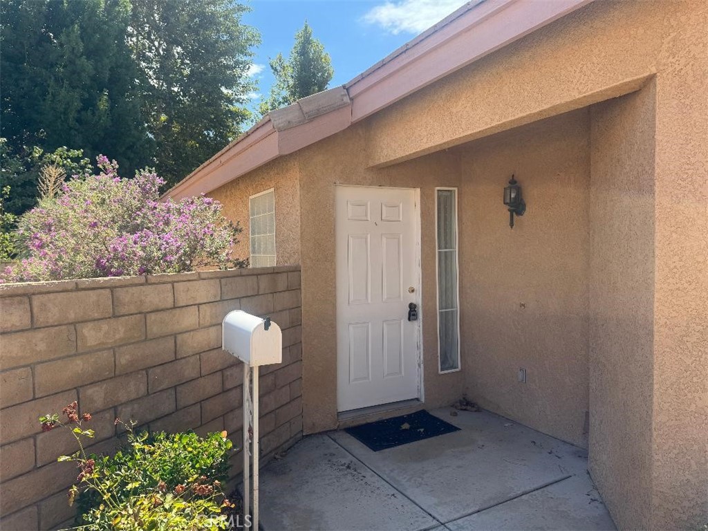Residential Lease for rent at 19569 Saint Andrews Way, Apple Valley CA featuring 2 beds and 2 baths