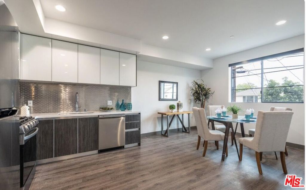 Residential Lease for rent at 552 N Hobart Boulevard 208, Los Angeles, Los Angeles County CA featuring 1 bed and 1 bath