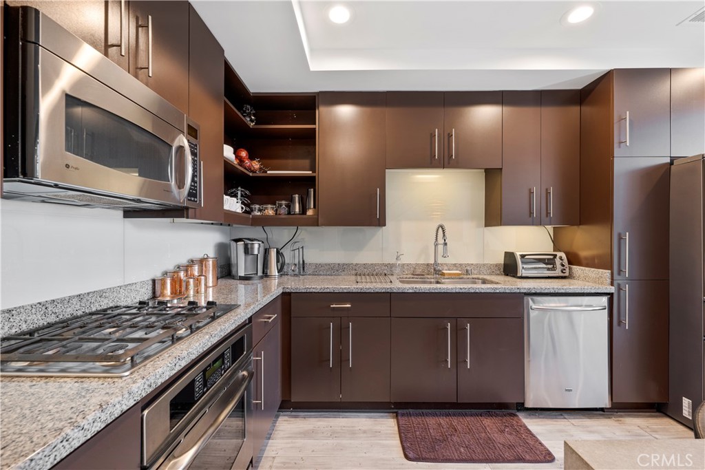 Residential for sale at 1100 Wilshire Boulevard 1707, Los Angeles CA featuring 1 bed and 2 baths