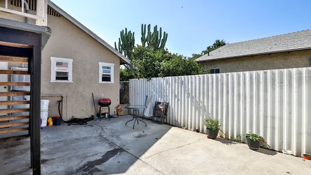 Residential Lease for rent at 1829 1/2 E 63rd Street, Los Angeles CA featuring 1 bed and 1 bath